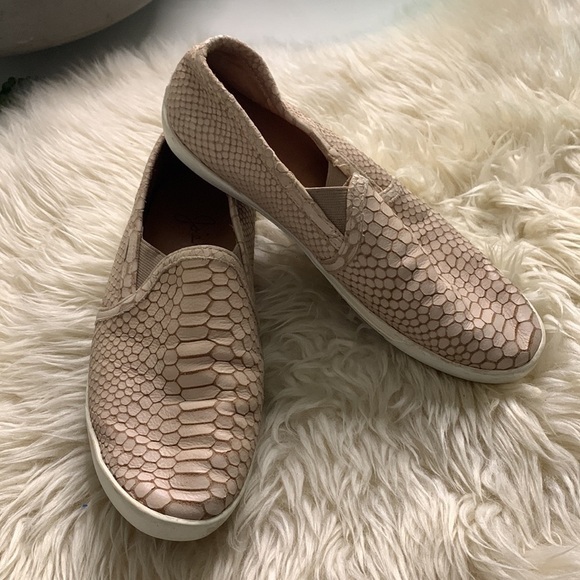 Joie slip on sneaker textured reptile skin print cream 37.5 women’s - Picture 1 of 9